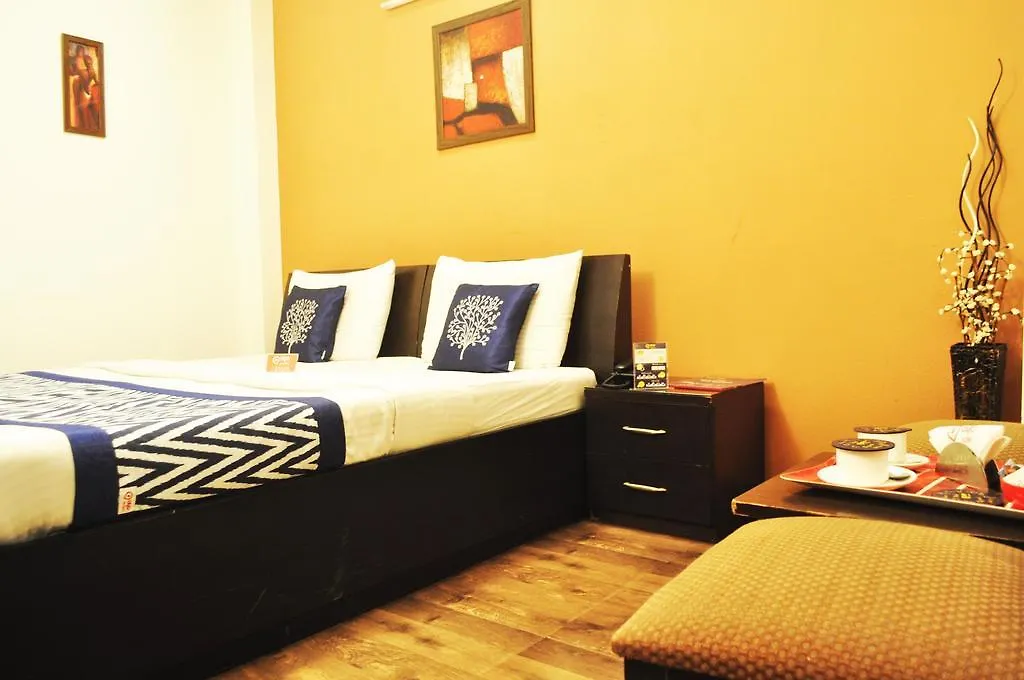 *** Otel Oyo Premium Galleria Market Dlf4 Gurgaon Hindistan
