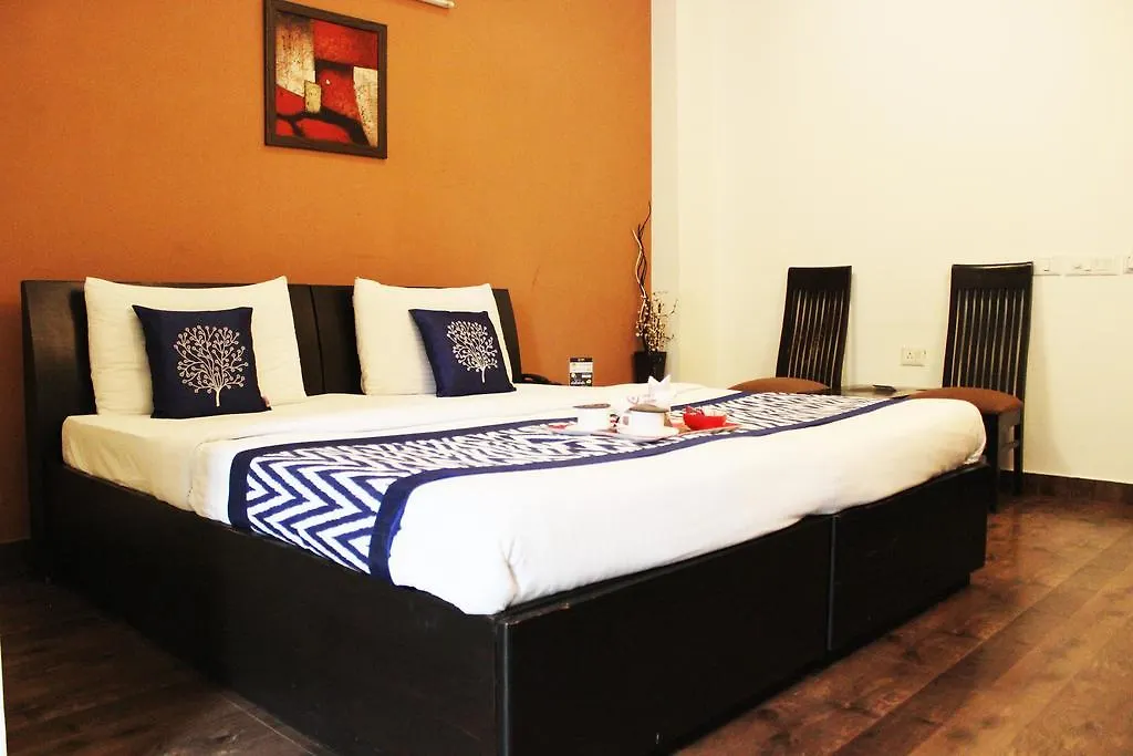 Oyo Premium Galleria Market Dlf4 Gurgaon 3*,